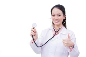 Jeune asiatique professionnel femme médecin qui porte médical uniforme est montrant main comme cogner en haut pour santé examen tandis que isolé blanc Contexte. photo