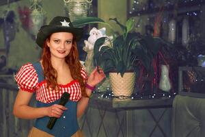 Jeune jolie femme de premier plan une faire la fête, vacances, karaoké, mariage dans cow-boy costume photo