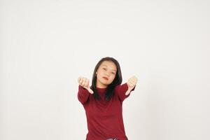 Jeune asiatique femme dans rouge T-shirt montrant pouce bas, être en désaccord concept isolé sur blanc Contexte photo