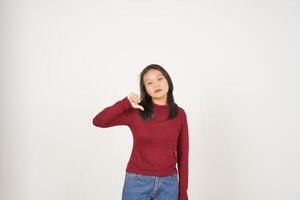 Jeune asiatique femme dans rouge T-shirt montrant pouce bas, être en désaccord concept isolé sur blanc Contexte photo