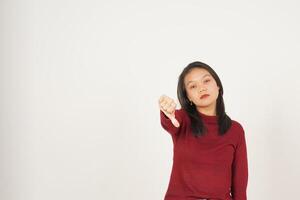 Jeune asiatique femme dans rouge T-shirt montrant pouce bas, être en désaccord concept isolé sur blanc Contexte photo