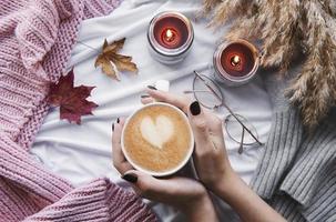 mains féminines tenant une tasse de café chaud, plat d'automne