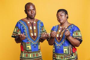 sur de soi africain américain homme et femme montrant argent en espèces geste avec les doigts portrait. noir couple avec sérieux faciale expression demander pour Paiement et à la recherche à caméra photo