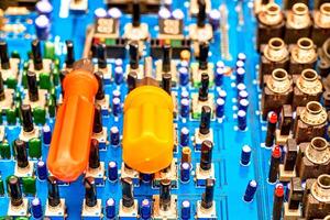 électronique imprimé circuit planche avec radio Composants, deux tournevis photo