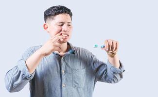 homme Souffrance de gencive douleur en portant brosse à dents. gens en portant brosse à dents avec gencive problème. la personne avec gingivite en portant brosse à dents isolé photo