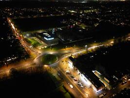 aérien vue de illuminé central luton ville de Angleterre Royaume-Uni pendant nuit. novembre 27, 2023 photo