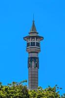 grec Jamik mosquée la tour avec brillant bleu ciel Contexte photo