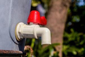 une rouge et blanc Plastique l'eau robinet photo