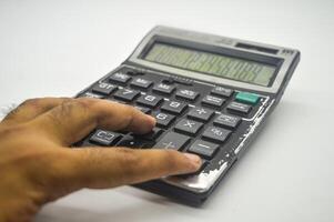 main calculateur en utilisant une calculatrice isolé sur blanc Contexte. parfait pour éducation, mathématiques, et affaires article ou contenu. photo