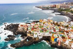 Haut vue de le ville de punta brava près le ville de puerto de la cruz sur le île de Ténérife, canari îles, atlantique océan, Espagne photo