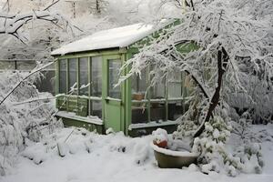 ai généré en bois maison couvert avec neige dans hiver forêt à le coucher du soleil temps. photo