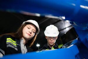 tous les deux de ingénieurs travail ensemble dans une robotique bras usine, robotique bras industrie et ingénierie concept. photo