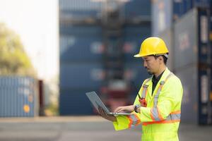 ouvriers dans le importer et exportation industrie en portant une portable et permanent sur le de face de récipient à inspecter le conteneur cargaison. photo