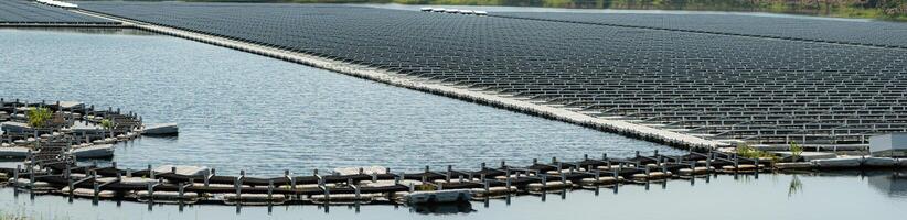 flottant solaire panneaux dans Thaïlande, fournir nettoyer Naturel énergie de soleil. photo