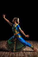 magnifique femme Danseur de Indien classique Danse bharatanatyam photo