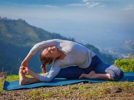 Jeune sportif en forme femme Faire hatha yoga asana photo