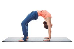 magnifique sportif en forme yogi fille les pratiques yoga asana Chakrasana photo