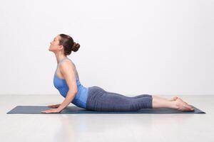 sportif en forme yogini femme les pratiques yoga asana bhujangasana photo