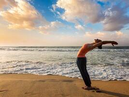 femme Faire yoga Soleil salutation surya namaskar photo