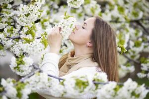 femme odeur blanc fleurs dans printemps photo