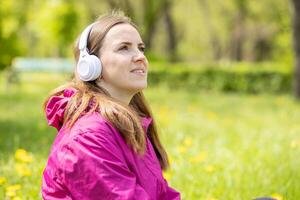 magnifique Jeune femme aime à Ecoutez à la musique avec écouteurs photo