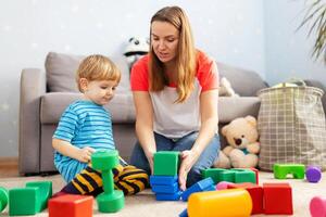 enfant et enfant développement spécialiste en jouant ensemble avec coloré blocs photo