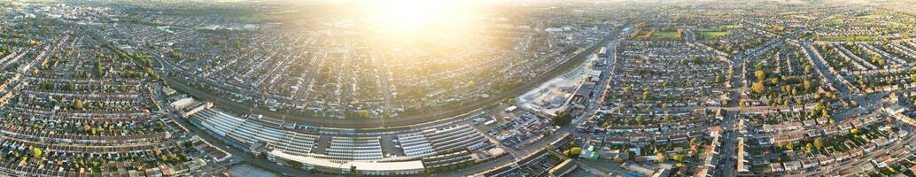 aérien panoramique vue de Britanique ville pendant le coucher du soleil photo