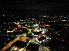 aérien vue de illuminé Watford ville de Angleterre Royaume-Uni à nuit. Mars 3ème, 2024 photo