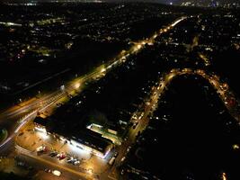 aérien vue de illuminé central luton ville de Angleterre Royaume-Uni pendant nuit. novembre 27, 2023 photo