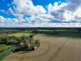 aérien vue de Britanique campagne et agricole ferme terre à village de Angleterre Royaume-Uni. Mars 1er, 2024 photo