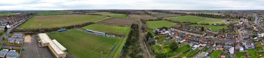 haute angle panoramique vue de arseley ville de Angleterre Royaume-Uni. le métrage a été capturé pendant nuageux et pluvieux journée de fév 28, 2024 photo