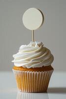 ai généré petit gâteau avec blanc crème et un une inscription assiette sur une blanc Contexte photo