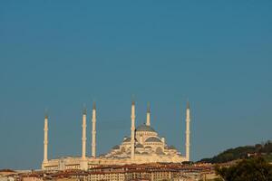 acheter camlica mosquée vue à le coucher du soleil. islamique Contexte photo