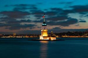 kiz kulesi alias de jeune fille la tour. nouvellement rénové célèbre bâtiment de Istanbul photo