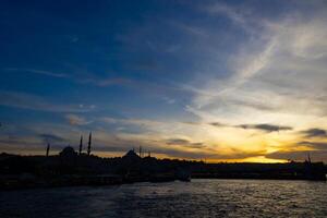 Istanbul silhouette à le coucher du soleil de une traversier. paysage urbain de Istanbul photo