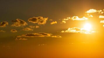 le coucher du soleil Contexte ou toile de fond photo. partiellement nuageux ciel à le coucher du soleil ou lever du soleil photo