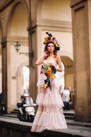 magnifique élégant fille modèle dans une rose mariage robe photographié dans Florence, en portant un inhabituel bouquet, la mariée modèle avec une bouquet dans sa mains, photo session de le la mariée dans Florence.