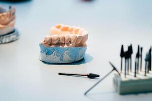 modèle de les dents fabriqué de plâtre de le mâchoire pour dentaire techniciens photo
