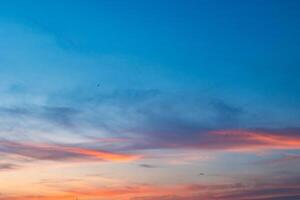 magnifique partiellement nuageux ciel à le coucher du soleil ou lever du soleil avec pastel couleurs photo