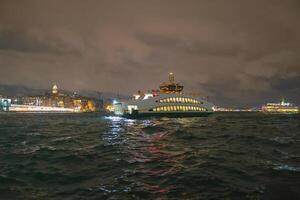 Istanbul nuit voir. traversier et galata la tour. photo