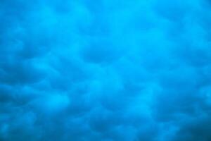 bleu tonique mammatus des nuages dans plein Cadre voir. photo