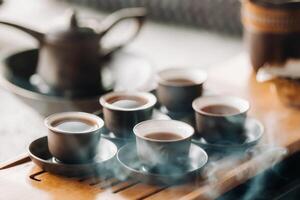 tasses avec versé thé avant le thé la cérémonie avec encens photo