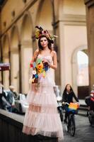 magnifique élégant fille modèle dans une rose mariage robe photographié dans Florence, en portant un inhabituel bouquet, la mariée modèle avec une bouquet dans sa mains, photo session de le la mariée dans Florence.