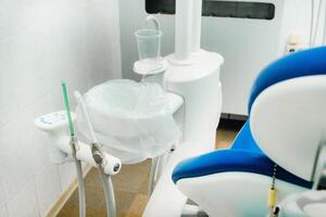 une chaise vide dans le cabinet du dentiste. cabinet de dentiste vide photo