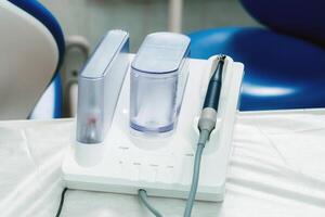 ultrasonique écailleur dans le dentaire bureau. dentisterie concept photo