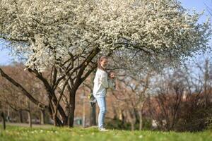 Jeune mère et sa mignonne fille ayant une amusement dans printemps temps parc dans Prague, L'Europe  photo