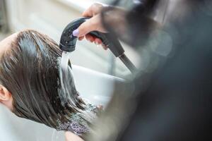 proche en haut vue de la lessive cheveux dans évier dans beauté salon photo