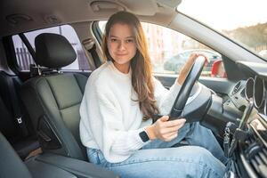 portrait de Jeune femme à l'intérieur voiture intérieur. le voiture comme une endroit dans lequel une important partie de gens vies passe photo