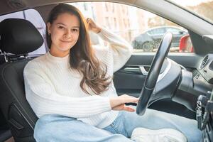 portrait de Jeune femme à l'intérieur voiture intérieur. le voiture comme une endroit dans lequel une important partie de gens vies passe photo