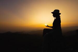 silhouette de femme prier à Dieu le plus élevé Foi dans religion et croyance dans Dieu basé sur prière. le Puissance de espérer ou l'amour et dévouement. photo